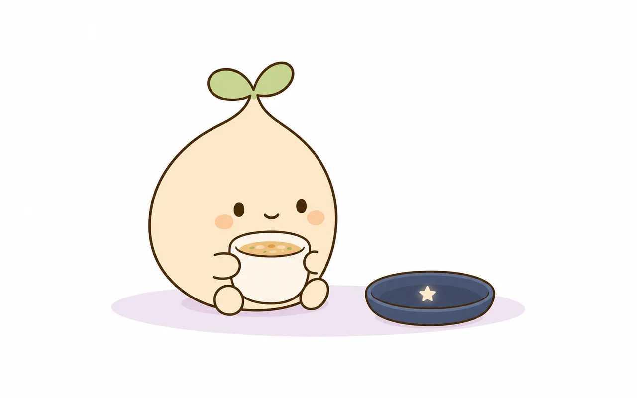 星の小皿のそばでスープカップを持つ、芽の生えたしずく型のムク